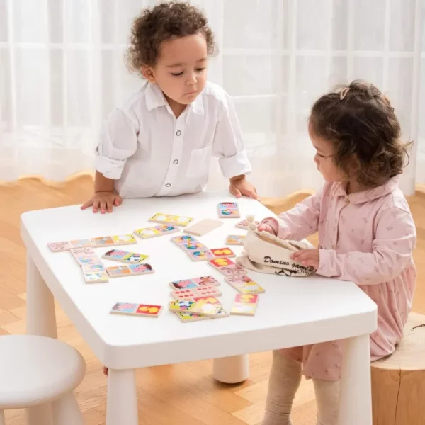 Домино от дърво за деца с животни и точки от New classic toys- деца играят с частите на комплекта върху маса
