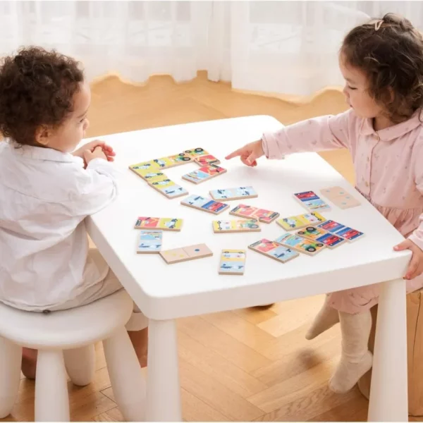 Детско домино с транспортни средства – подредени дървени плочки на маса от деца