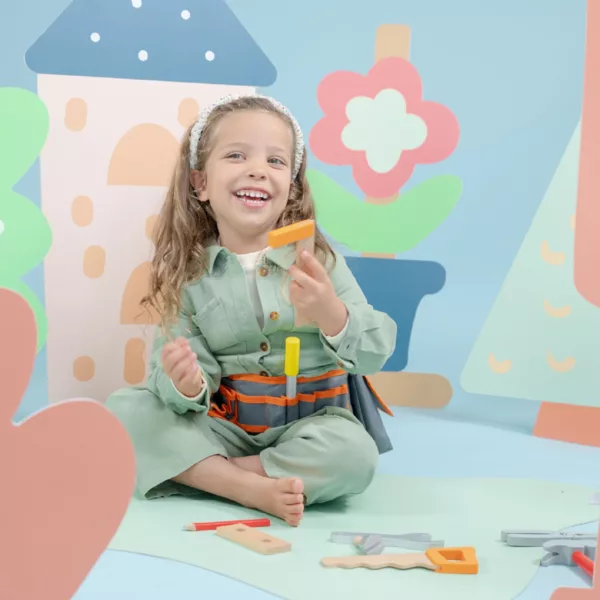 Детски колан с инструменти New Classic Toys използван в ролева игра