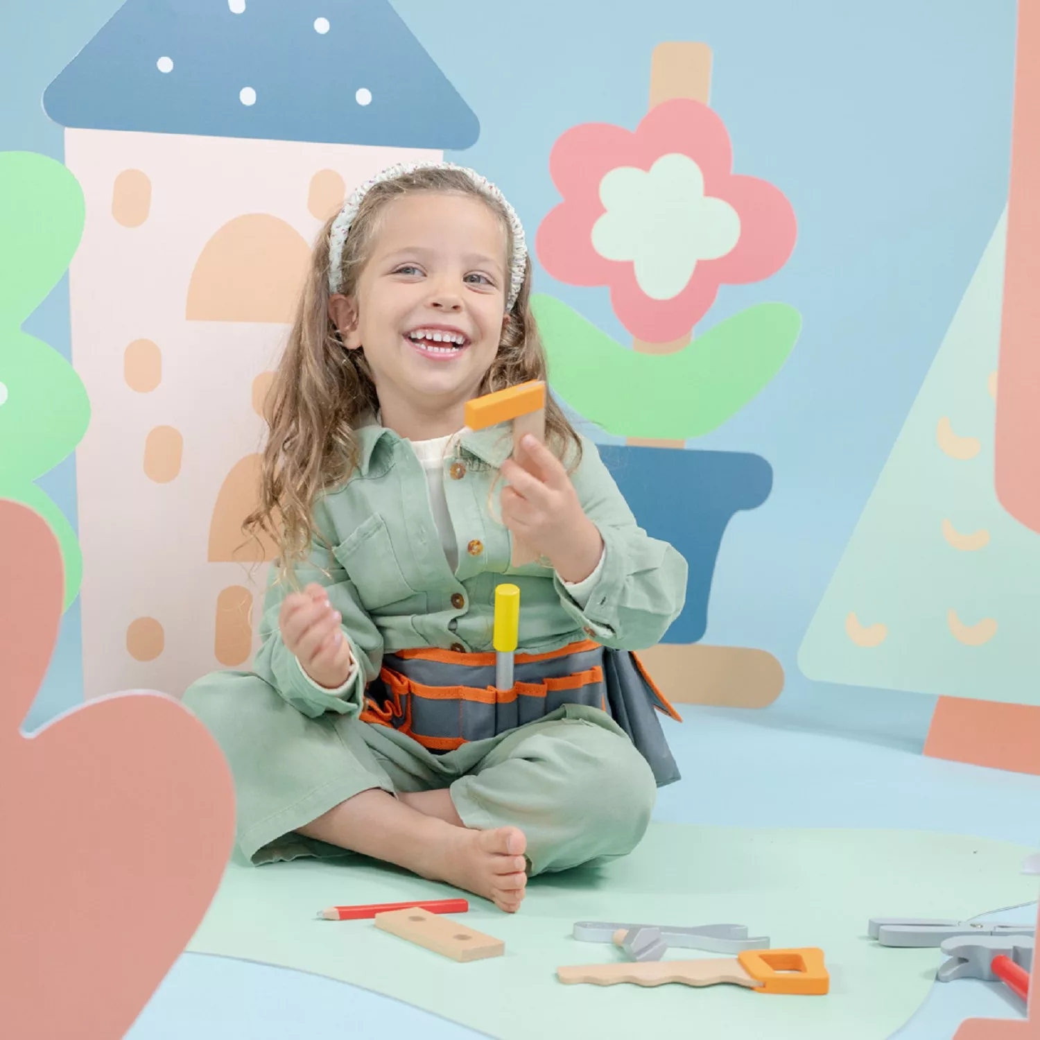 Детски колан с инструменти New Classic Toys използван в ролева игра