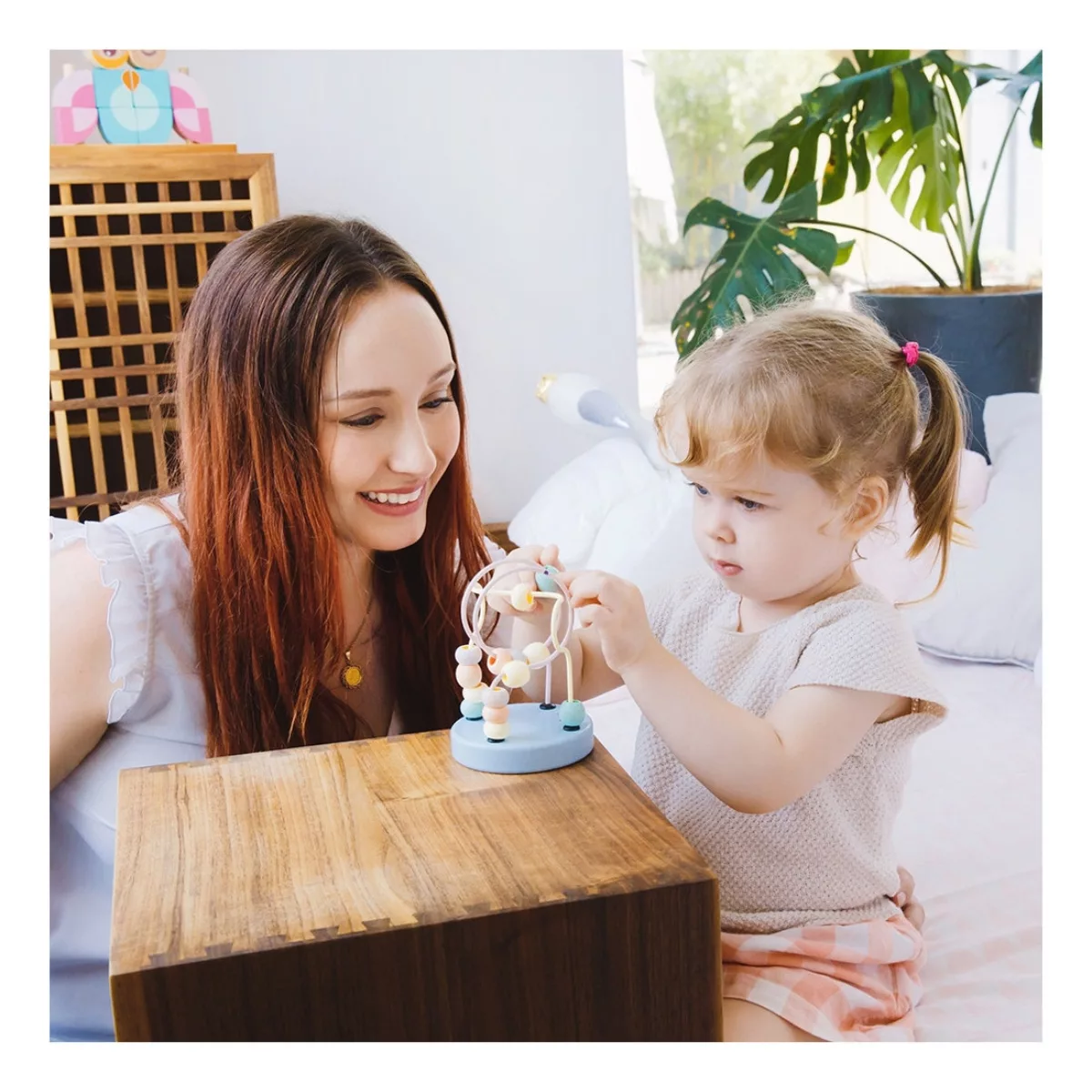 Дете играе с дървен лабиринт с мъниста цветна моторна игра Classic World за бебе 1+