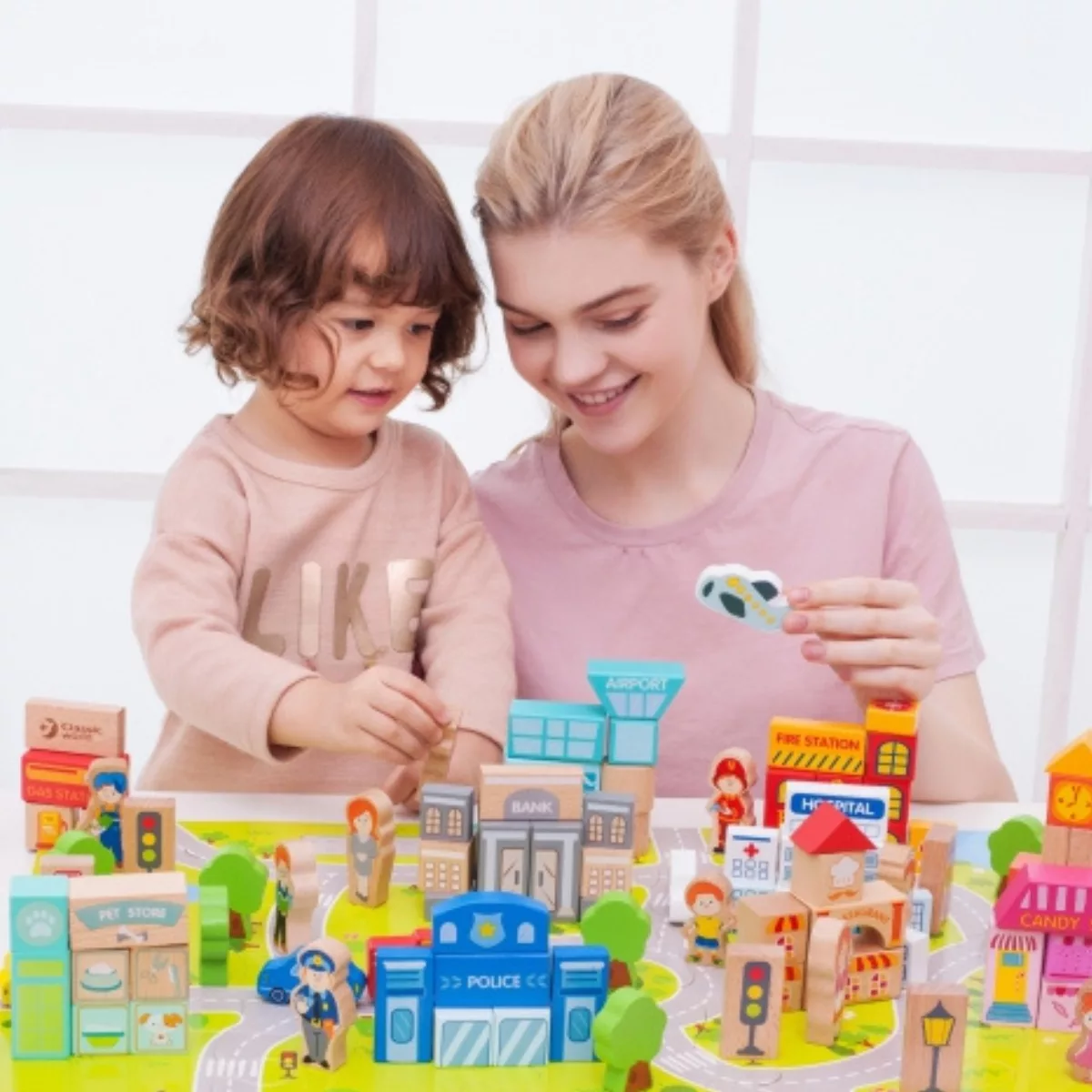 Дете играе с дървен конструктор градски център Classic World 120 части образователна игра 3+