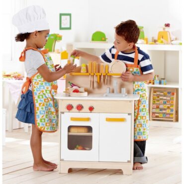 Децата се учат да бъдат търпеливи и да се редуват с детската дървена кухня-bellamiestore