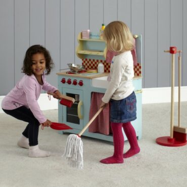 Децата се учат да почистват своята детска дървена кухня за игра-bellamiestore
