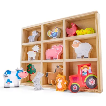 Дървени животни от фермата New Classic Toys с трактор и поставка