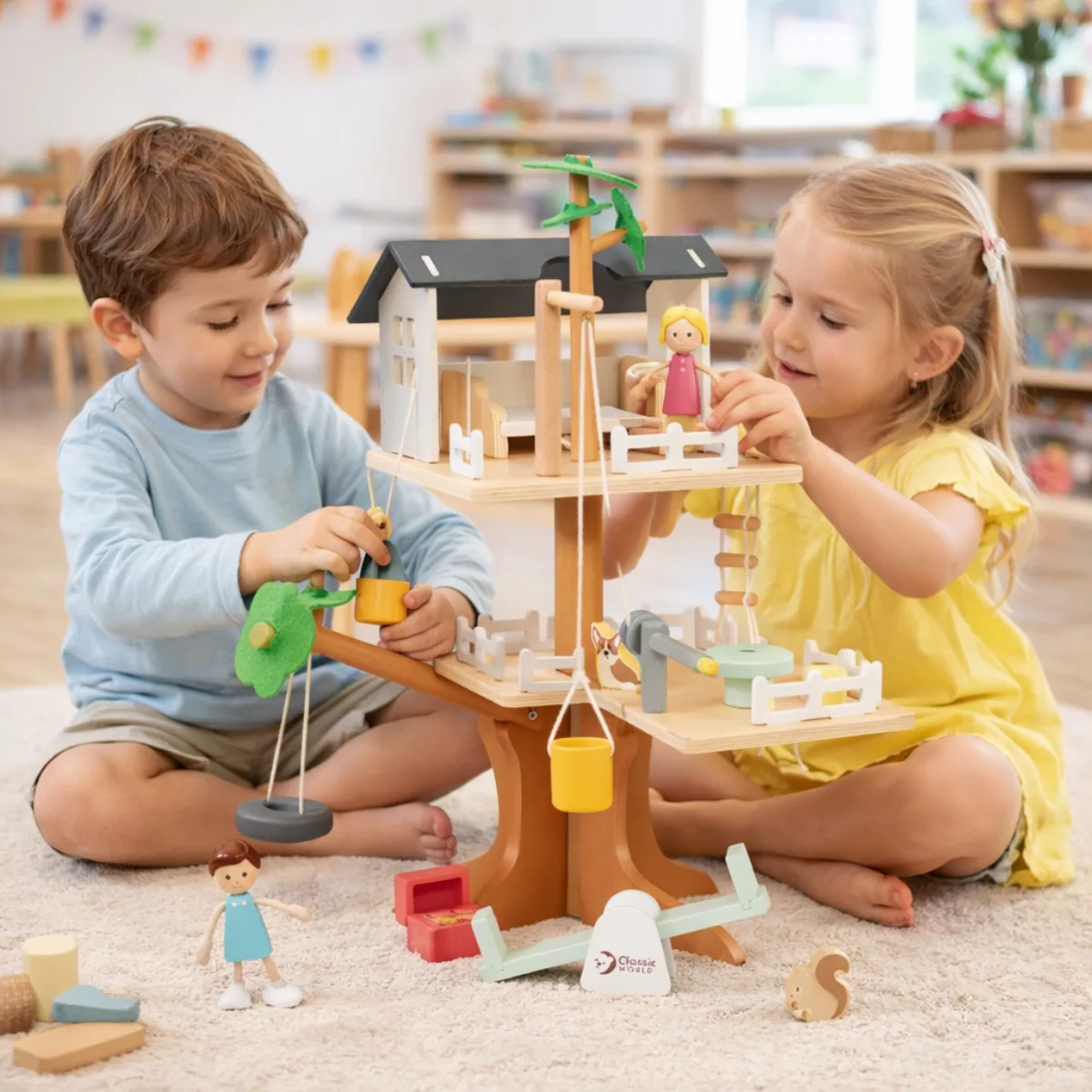 Дървена къща на дърво с аксесоари Classic World и деца играещи с фигурки 3+