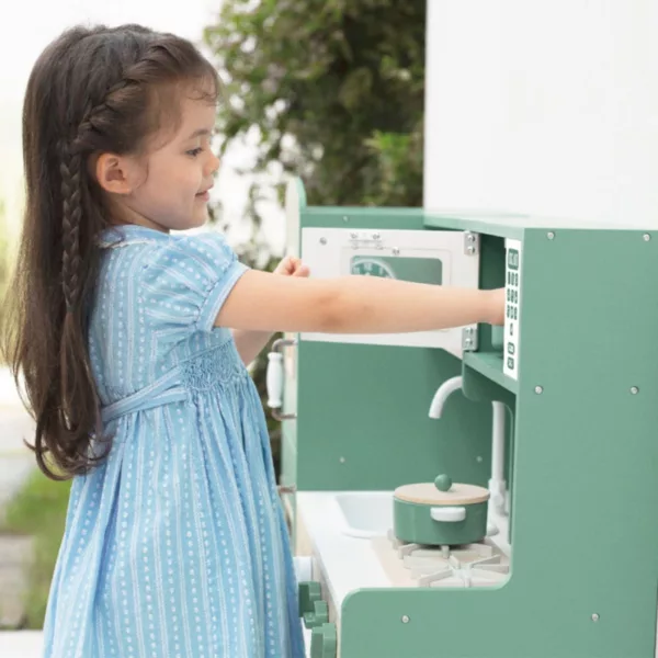 Детска дървена кухня Classic World Винтидж – игра с микровълнова