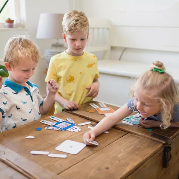 Детска игра Приятели роботи – BS Toys с цветни картонени части и активна игра за 5+