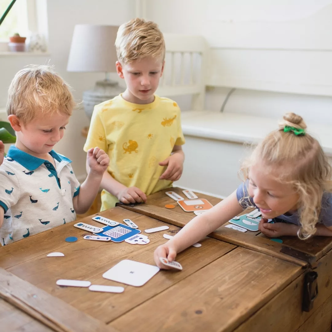 Детска игра Приятели роботи &ndash; BS Toys с цветни картонени части и активна игра за 5+