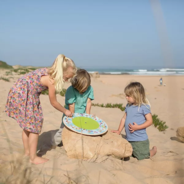 Деца играят Колелото на действията BS Toys на плажа 3+