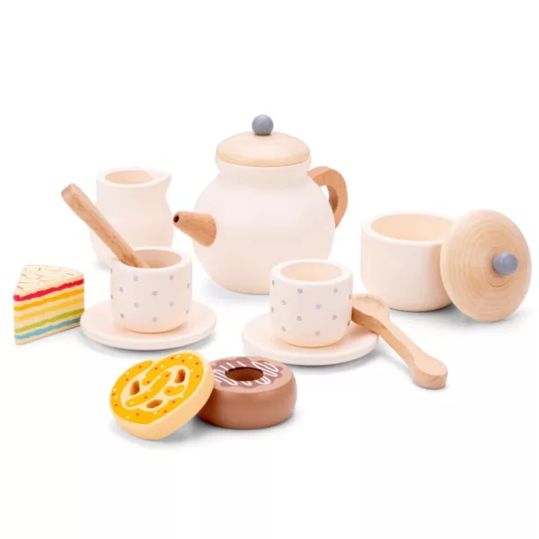 Дървен чаен сервиз New Classic Toys с кремави съдове и цветни десерти 3+