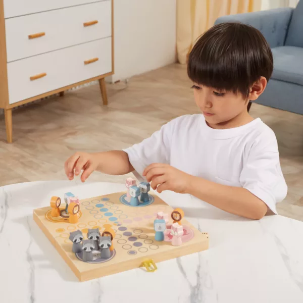 Дете активно играе PolarB движи фигурки стратегическо планиране логическо мислене развитие