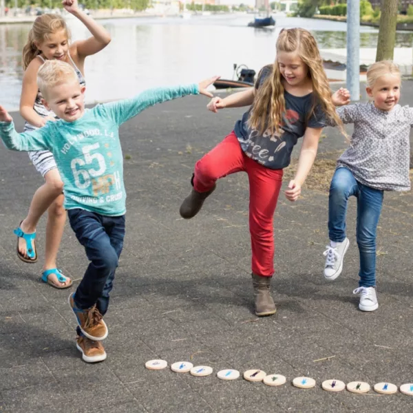 Детска настолна игра Раздвижи се от BS Toys дървени чипове за скачане 4+