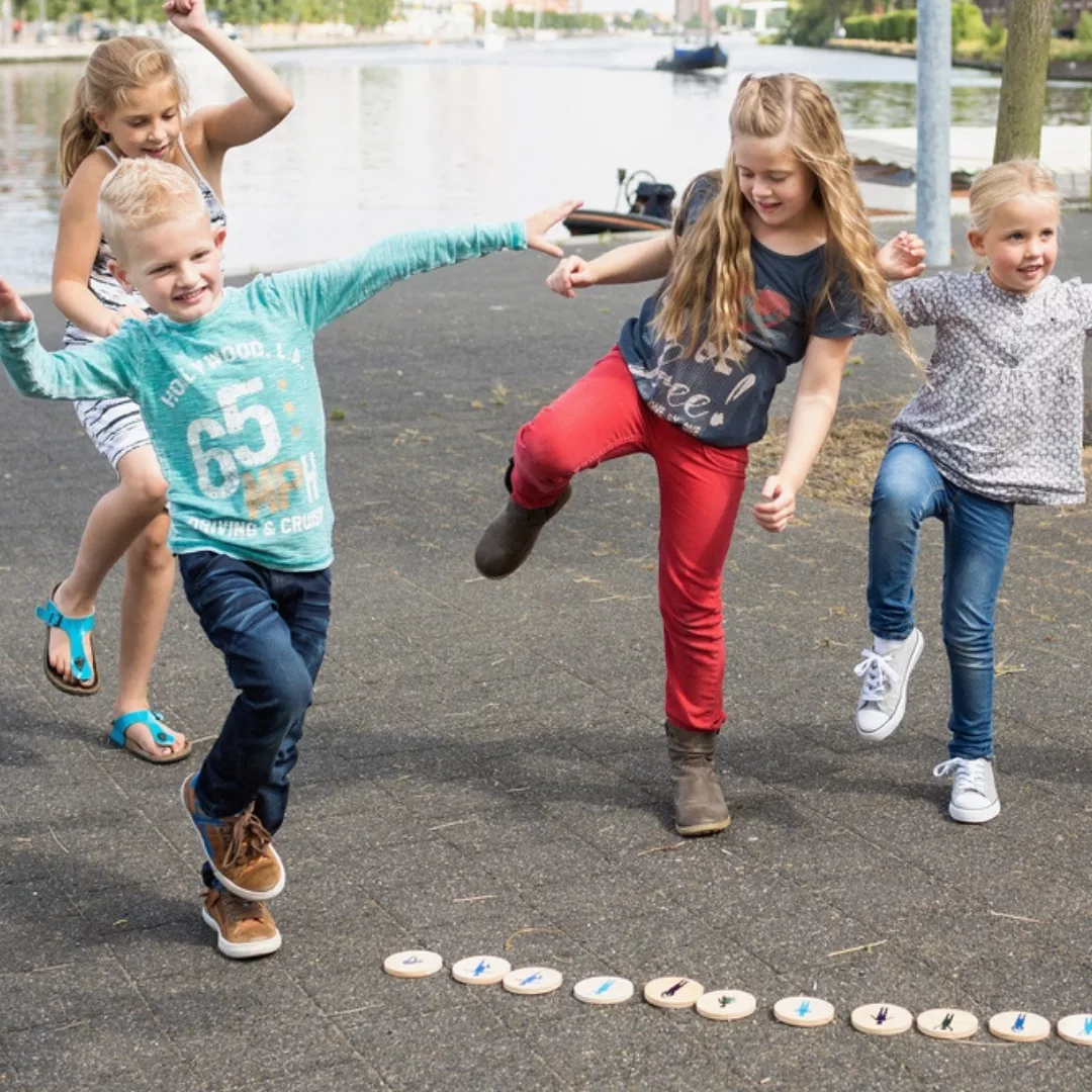 Детска настолна игра Раздвижи се от BS Toys дървени чипове за скачане 4+