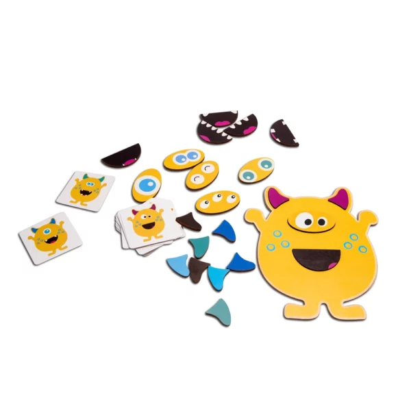 Разпръснати дървени части на чудовища от комплекта Чудовища близнаци, подредени на бял фон.