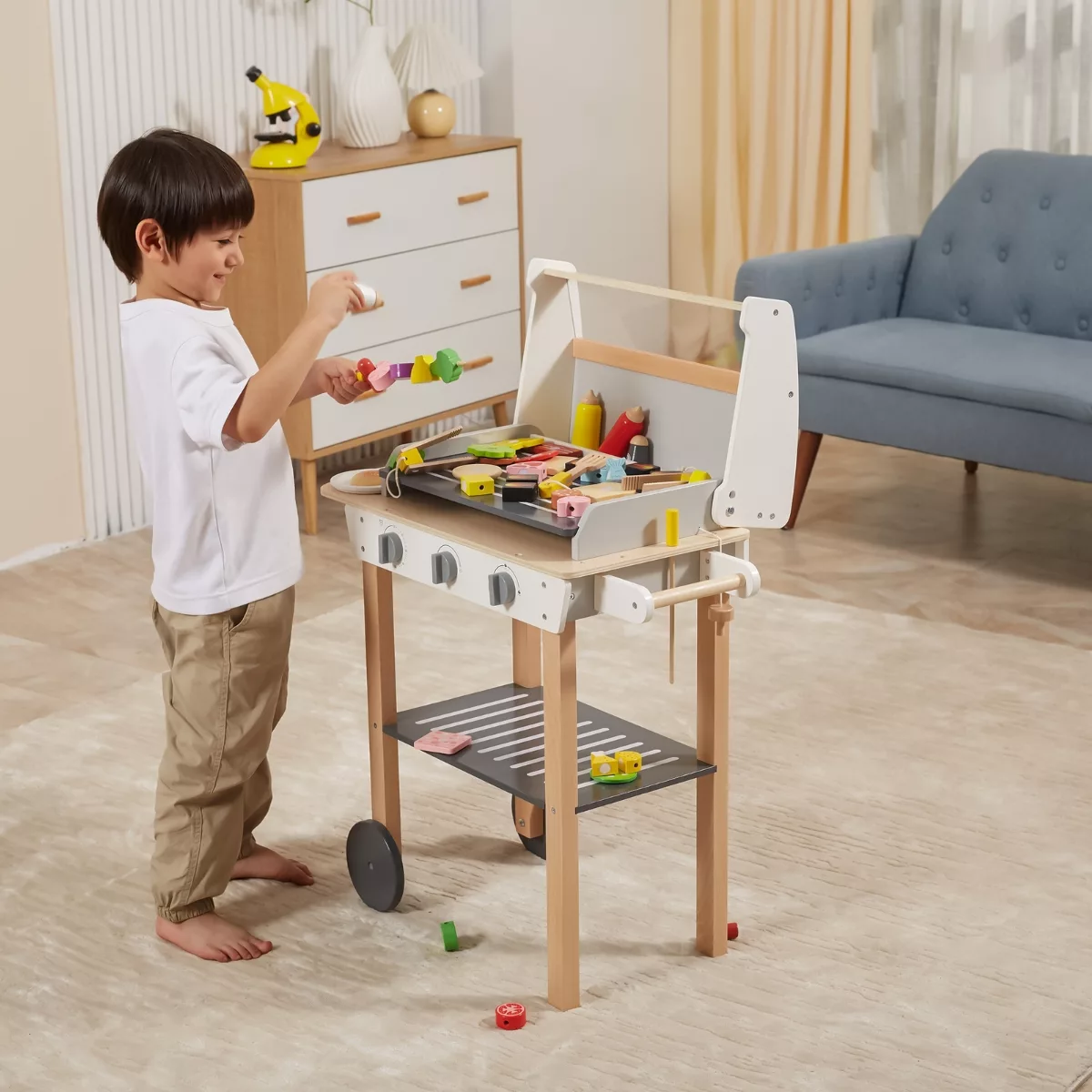 Момче играе с детско дървено барбекю BBQ комплект Viga Toys