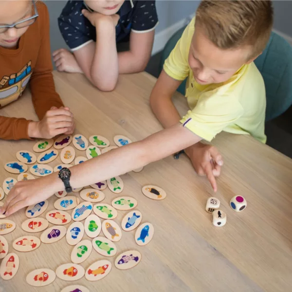 Намери рибките детска игра с цветни дървени жетони 4+