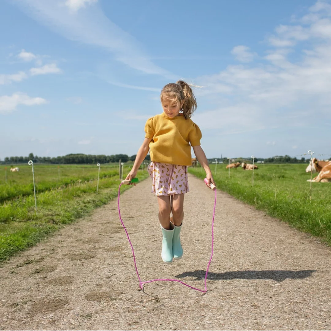 Въже за скачане с дървени дръжки розово BS Toys за активна игра 5+