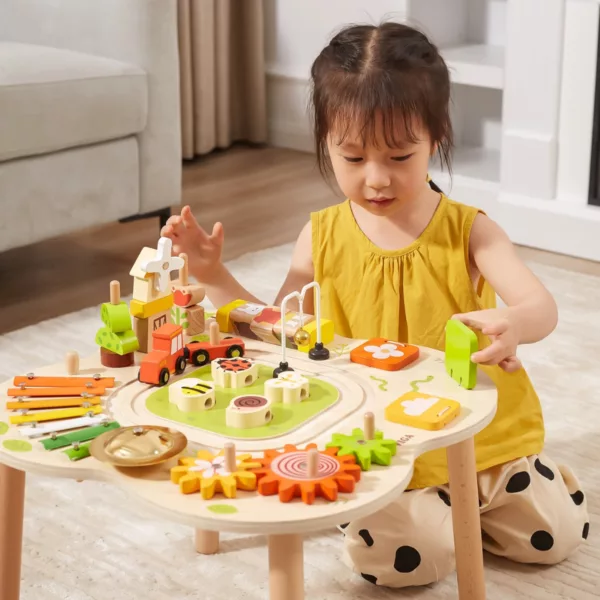 Дете играе с дървена масичка Viga Toys за ранно детско развитие