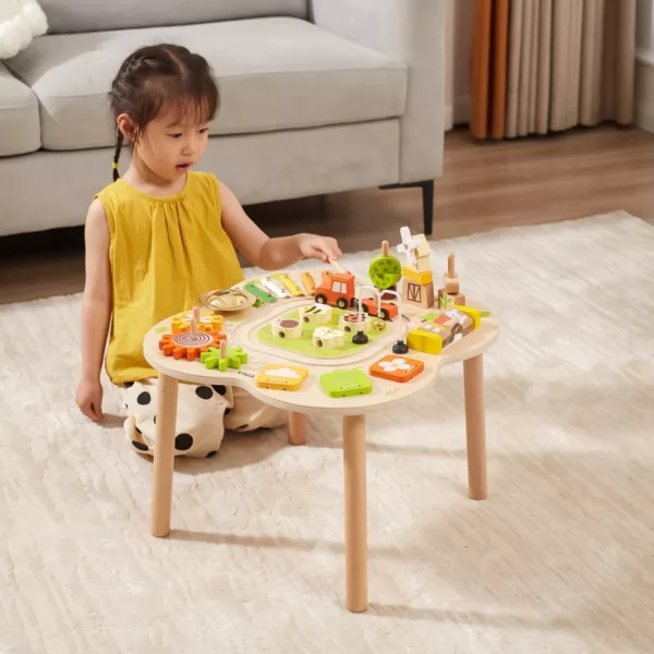 Дете подрежда дървена масичка с активности Viga Toys в детска стая