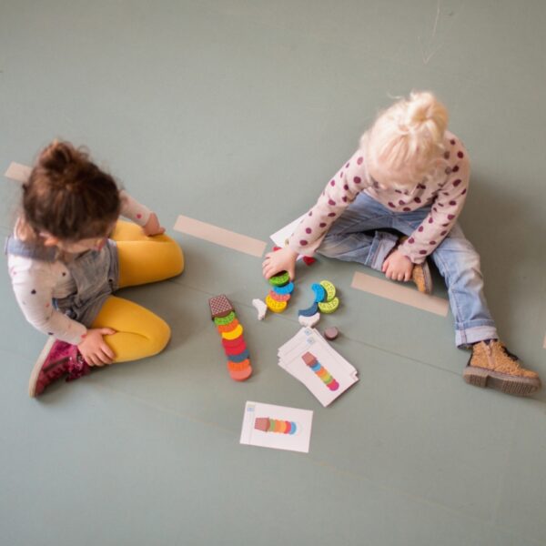 Дечица играят с настолна игра - Сладоледена мечта