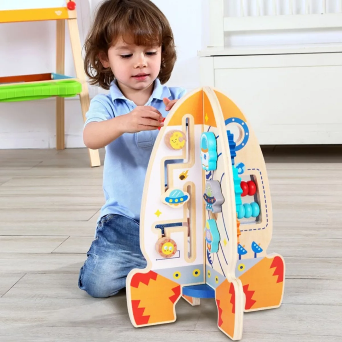 Дете играе с дървена играчка Ракета Tooky Toy за ранно развитие