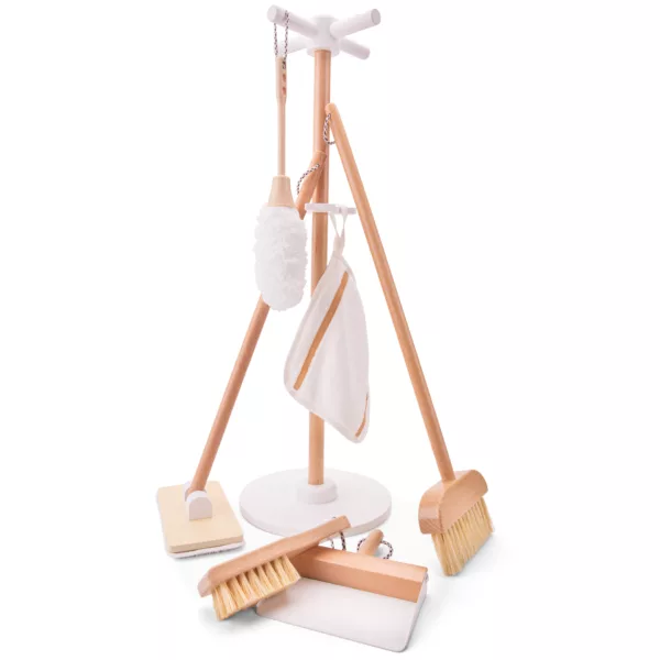 Дървен почистващ комплект за игра New Classic Toys с лопатка и метличка