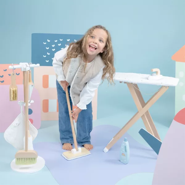 Дървен почистващ комплект за игра New Classic Toys в роля с дете