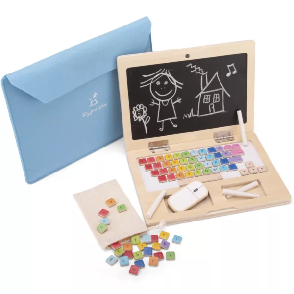 Дървен детски лаптоп New Classic Toys с рисунки върху черната дъска и магнити