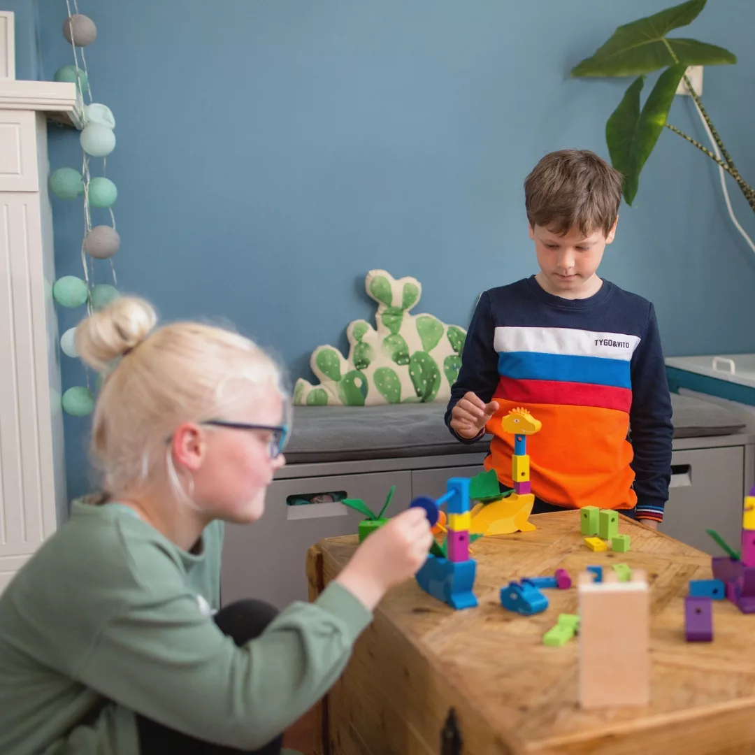 Конструктивна настолна игра Дракони &ndash; BS Toys цветна дървена игра за 4+