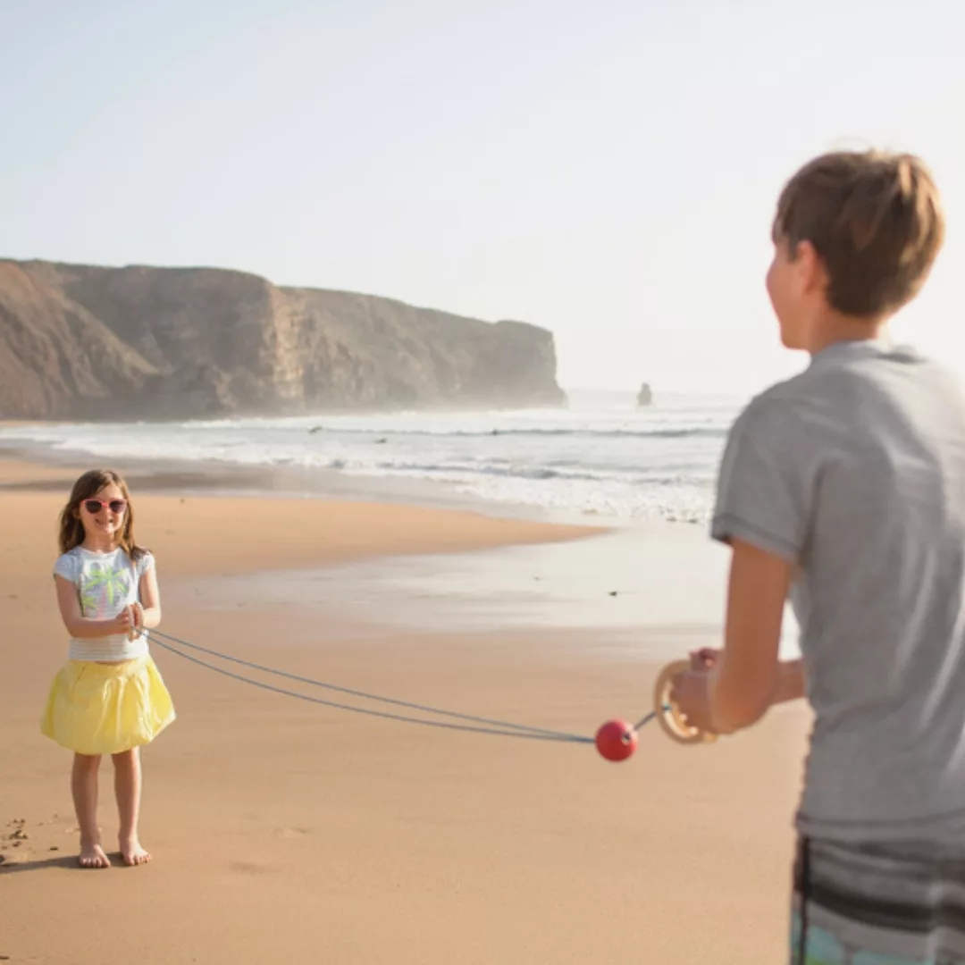 Летяща топка от BS Toys динамична игра за двама навън 6+