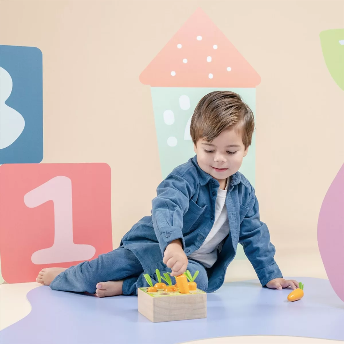 Дете изважда оранжев морков от дървена Монтесори игра New Classic Toys