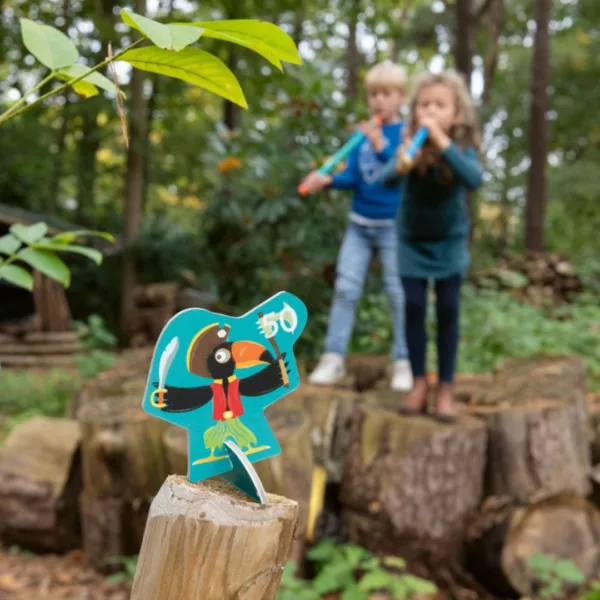 Деца играят с детска игра за стрелба със стрелички Пирати от Scratch