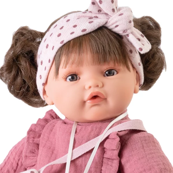 Кукла Бебче Бени с кафяви къдрици, лента за глава на точки и розова рокля