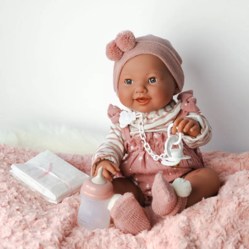 Новородено бебе Миа с розова шапка и плетени дрешки с бутилка и памперси