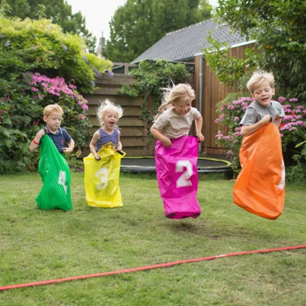 Комплект от забавни детски игри за парти състезание с чували 4+