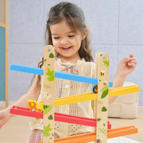 Дървена писта за спускане с животни Viga Toys с дете играещо и усмивка