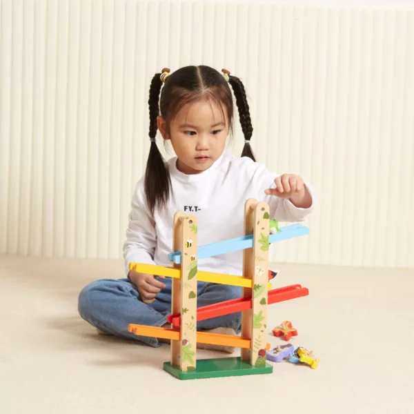 Дървена писта за спускане с животни Viga Toys с дете играещо на пода