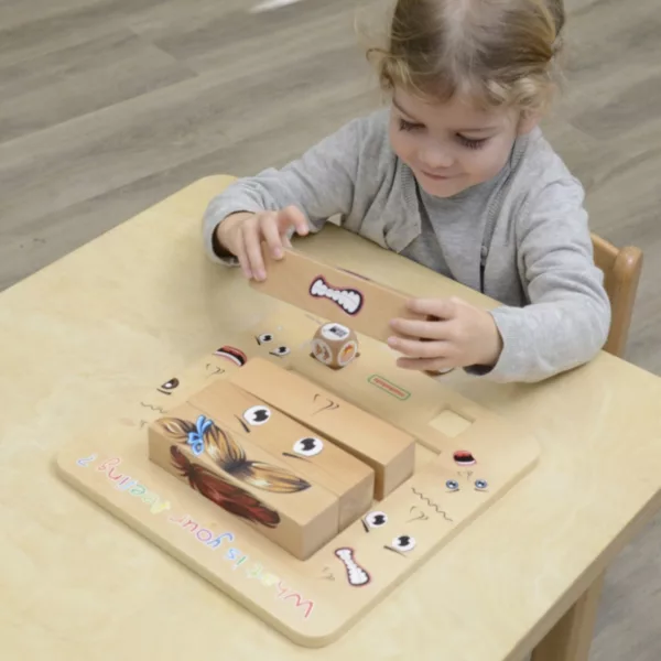 Дете играе с Монтесори табло за емоции Masterkidz дървена игра за социално развитие