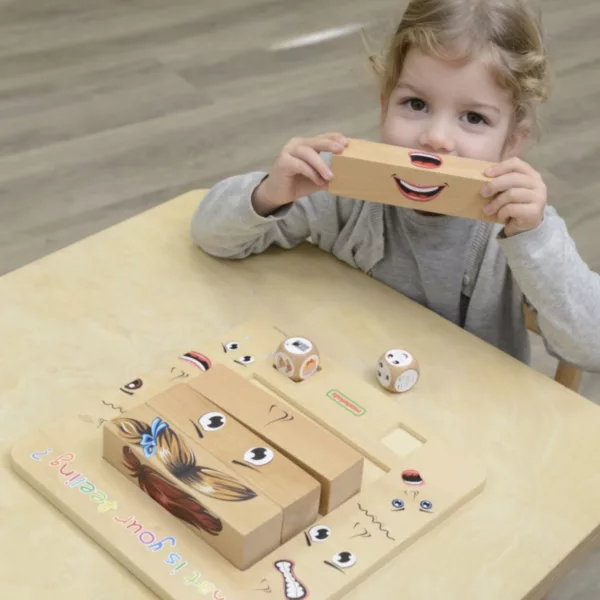 Дете играе с Монтесори игра емоции Masterkidz дървени елементи за социални умения 3+