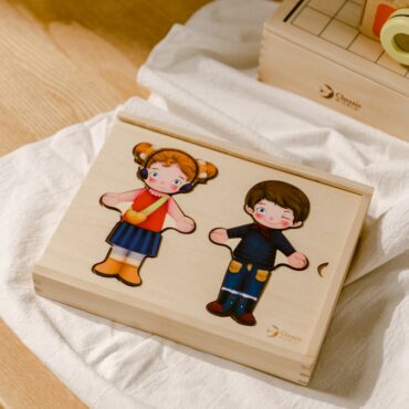 Дървен пъзел Момче и Момиче за обличане в кутия-bellamiestore