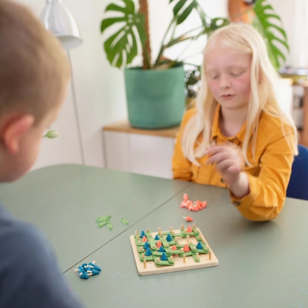 Дървена настолна игра Точки и квадрати &ndash; BS Toys в игра с деца и дървени елементи 6+