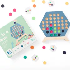 Детска настолна игра 3 в редица от BS Toys с дървена дъска и цветни пулове 8+