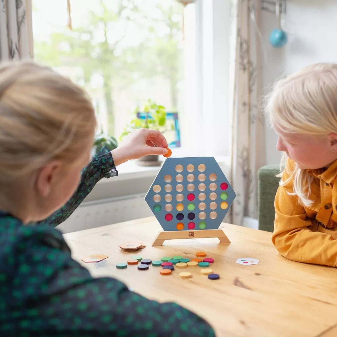 Детска настолна игра 3 в редица от BS Toys в игра с деца и цветни пулове 8+