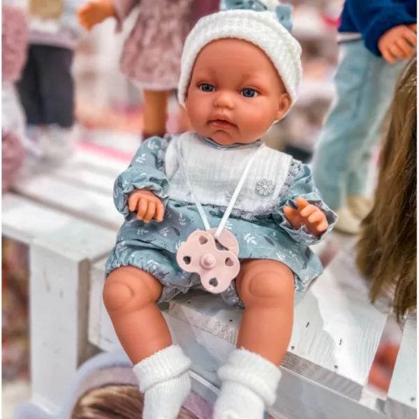 Кукла Клара седи на стол с биберон детска стая Antonio Juan