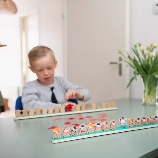 Познай коя крава съм детска игра BS Toys с дървени кравички и цветни детайли 4+