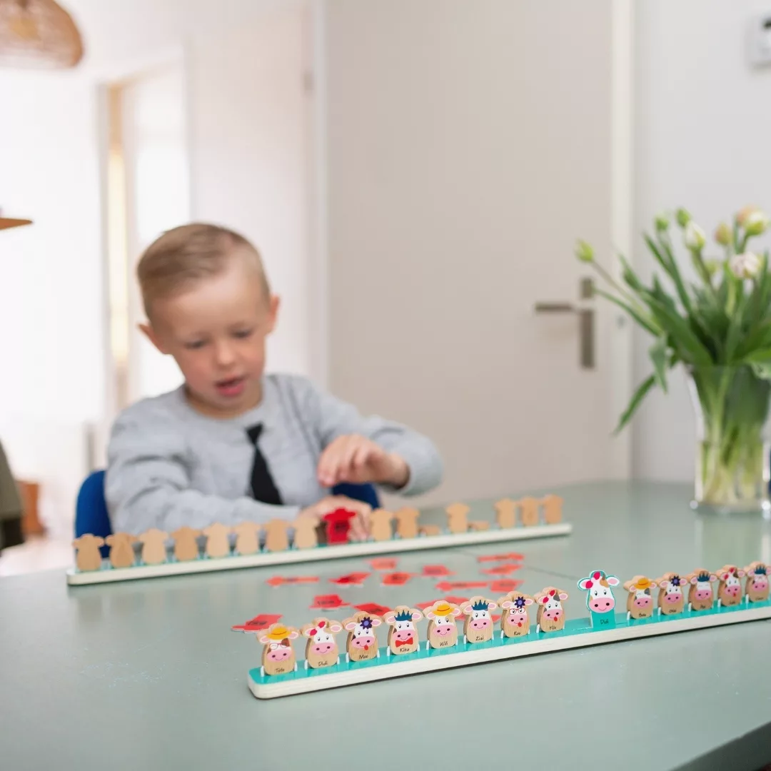 Познай коя крава съм детска игра BS Toys с дървени кравички и цветни детайли 4+