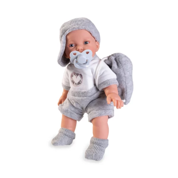 Кукла бебе Хуан с биберон и раница – меко тяло, 27 см, в цял ръст с бял биберон в устата и малка сива раница.