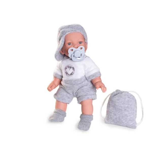 Кукла бебе Хуан с биберон и раница – меко тяло, 27 см, в седнало положение с бял биберон в устата и сива раница отстрани.