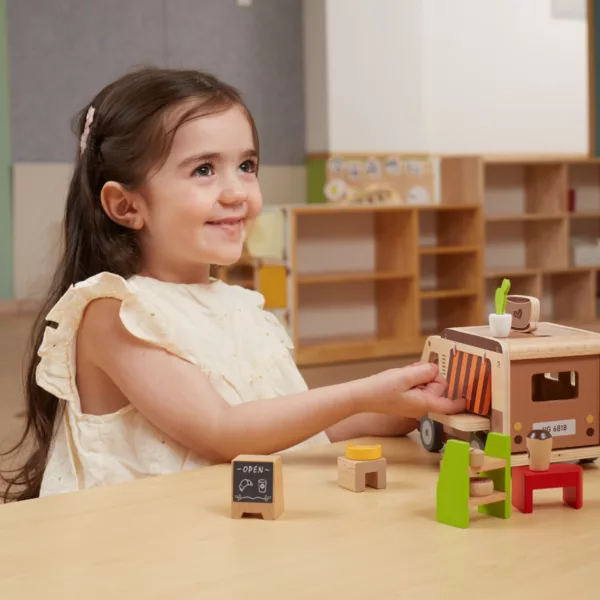 Момиче играе с дървена Каравана за кафе Viga Toys на детска маса 3+